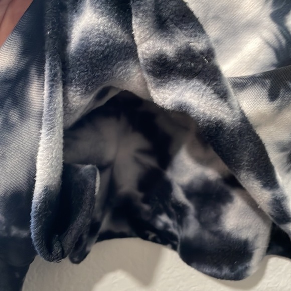 ALO Yoga | Tie Dye Extreme Crop CrewNeck - Picture 7 of 8